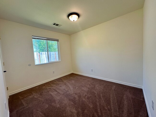Building Photo - Fresh & Spacious 4 Bed / 2 Bath Home on Oversized Lot – McKinleyville - $2650