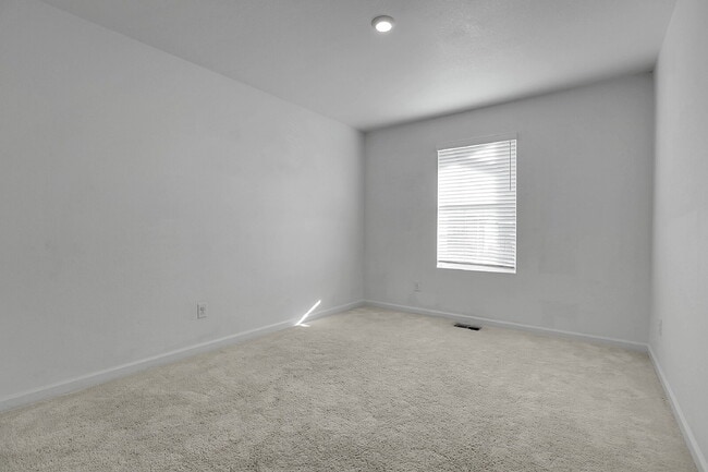 Building Photo - $3,050.00, 4-bed, 3.5-bath, located in Aurora with beautiful finishes.