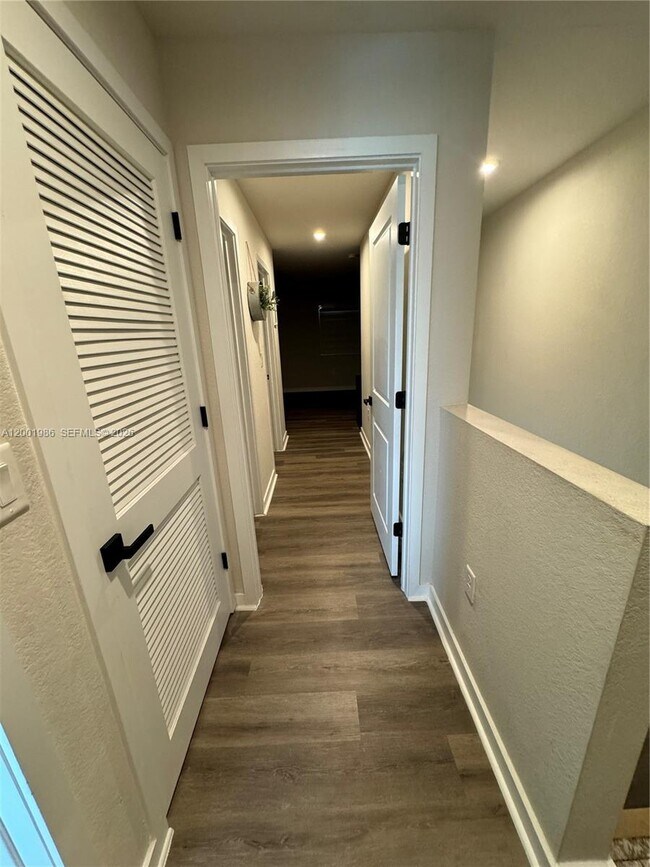 Building Photo - 1009 NW 4th Ter