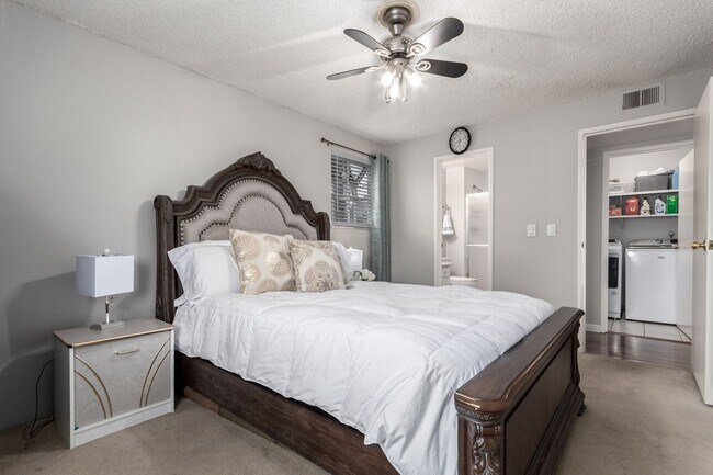 Building Photo - Beautiful 2 Bedroom Condo Across from Aurora Medical Center