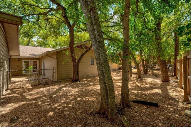 Building Photo - 8506 Mesa Dr