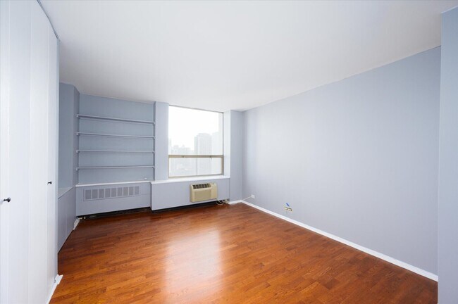 Building Photo - 1460 N Sandburg Terrace