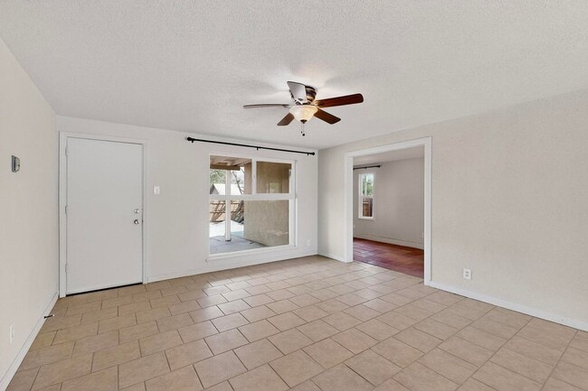 Building Photo - NE 3 bedroom 1 bath 1348/sf