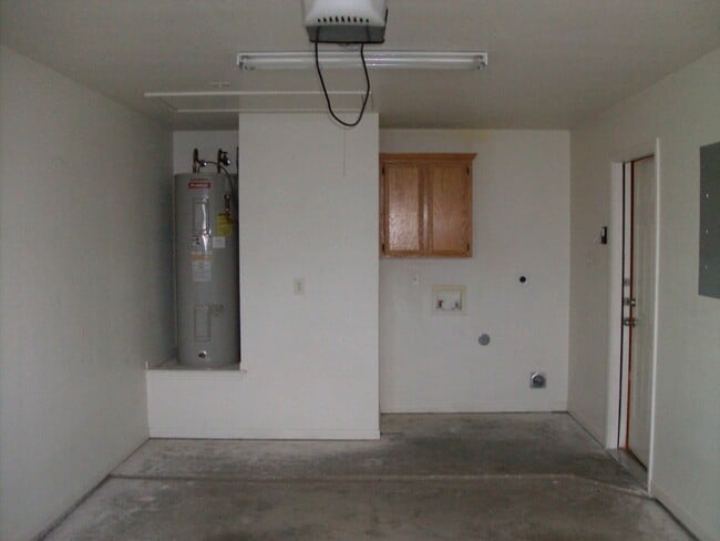 Building Photo - Spacious 3-Bedroom Duplex Near Clear Creek...