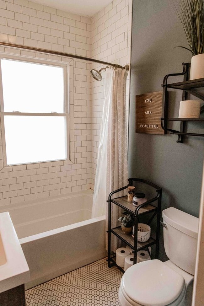 Building Photo - Charming 3 Bedroom Home with Hardwood Floo...
