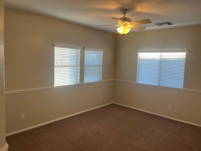 Building Photo - 16412 W Hope Dr