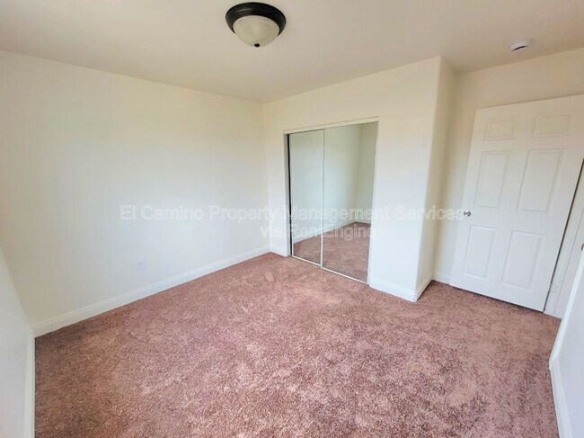 Building Photo - 1424 E 59th St