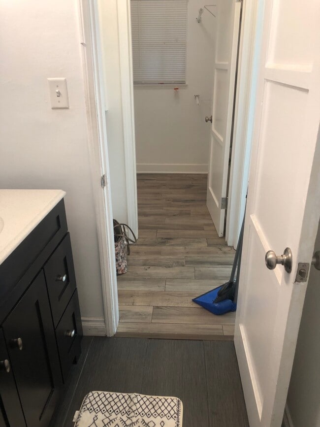 Building Photo - 5707 San Vicente Blvd