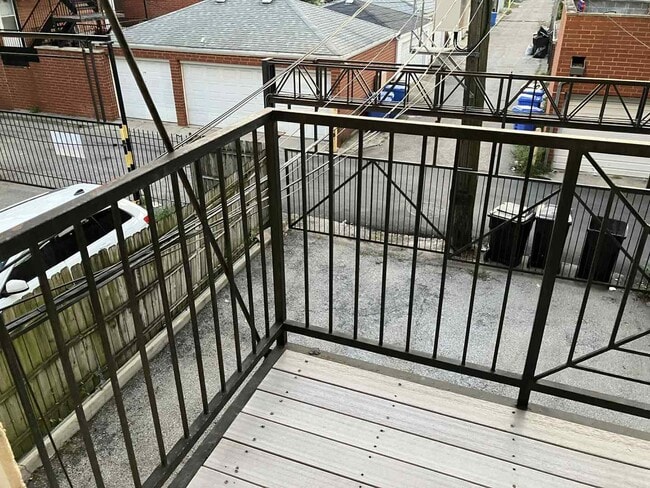 Building Photo - 612 S Western Ave