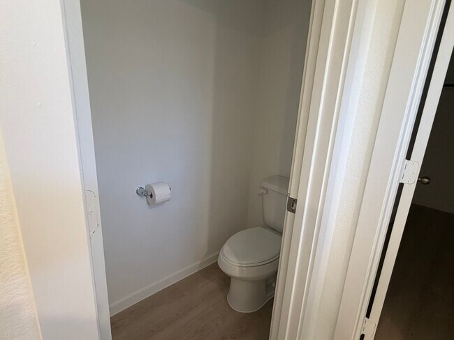 Building Photo - 523 Robin Ct