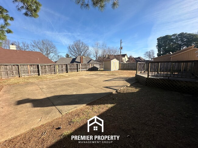 Building Photo - 3BR Home w/ Brick Fireplace, Garage & Fenced Yard in Memphis