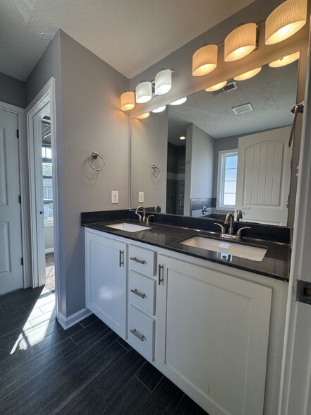Building Photo - 1351 Freedom Dr