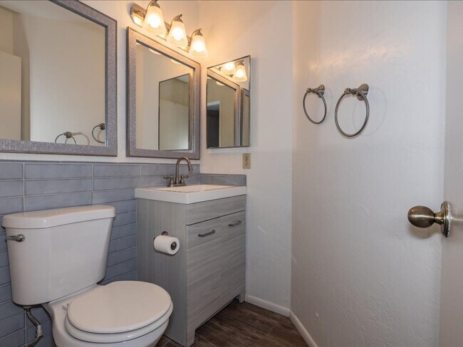 Building Photo - 3 Bedroom, 2.5 Bath