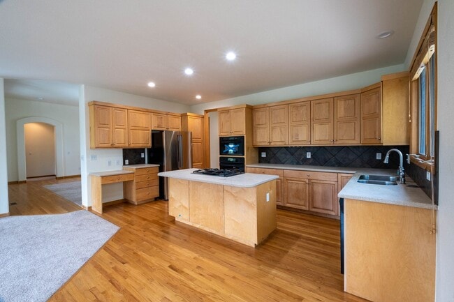 Building Photo - 4 Bed 3 Bath Home in Highlands Meadows - Windsor!