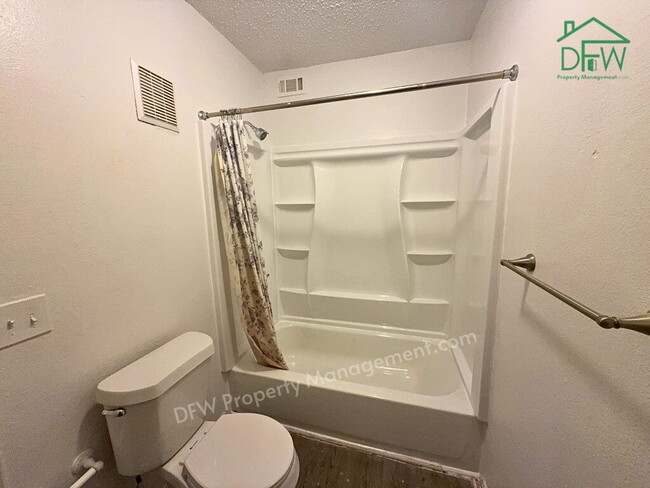 Building Photo - 3 Bed / 2 Bath Townhome - Fenced Yard, Community Pool