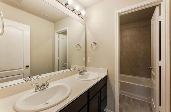 Building Photo - 3537 Brentwood Dr