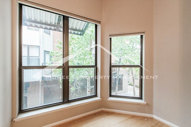 Building Photo - Incredible Loft with Parking and Great Location!