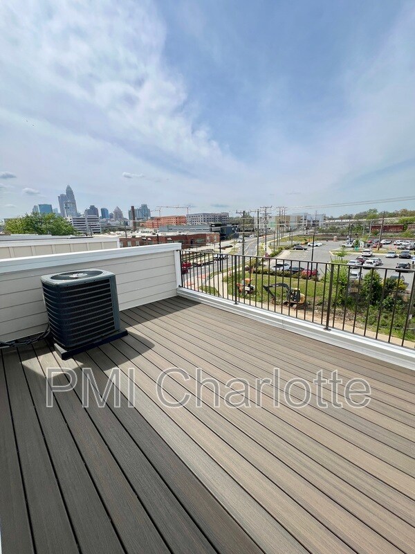 Building Photo - 240 Parkwood Ave