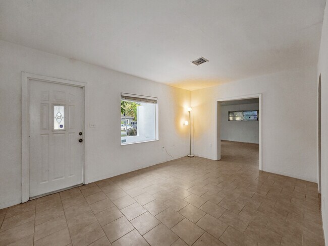 Building Photo - 3226 Oak Ave