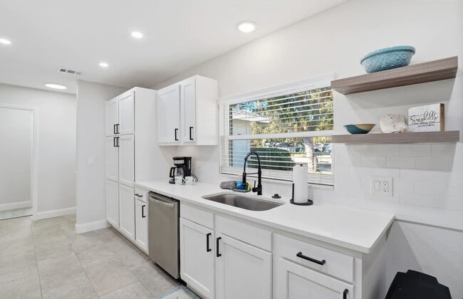 Building Photo - 3301 Woodmont Dr