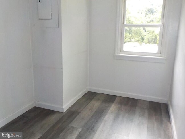 Building Photo - 16 Oak St