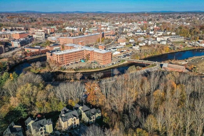 Building Photo - Stylish 2-Bedroom Condo in Dover| Utilities Included| Showings Coming Soon!