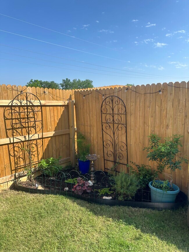 Building Photo - 410 Inks Ln