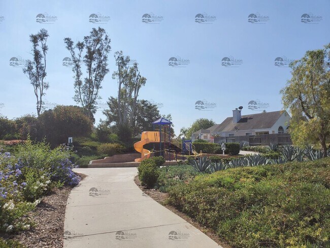Building Photo - 3 Bedroom, 2.5 Bathroom in Rancho Del Oro!