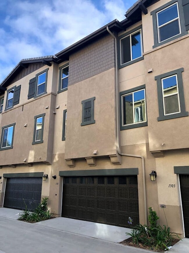 Building Photo - Stylish 3-Story Townhome in the Gated Paci...