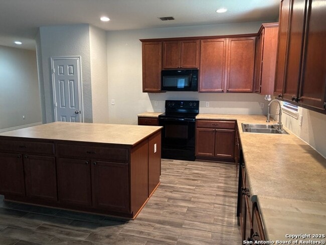 Building Photo - Welcome to this spacious 4 bedroom, 2 bathroom home located in Selma, TX.