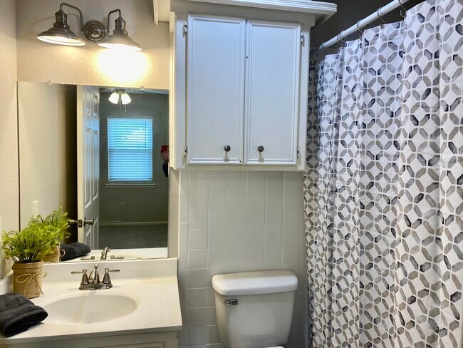 Building Photo - 5539 Auburn St