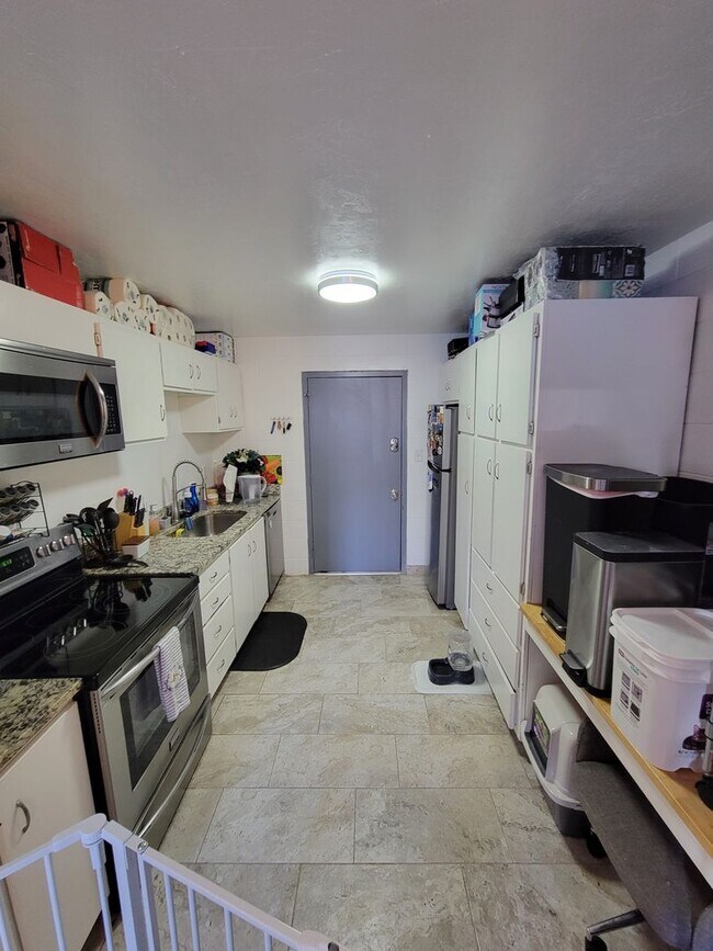 Building Photo - Studio Apartment - Available August 10th