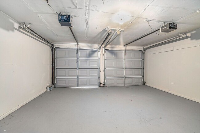 Building Photo - 4 bdrm, 2 bath home w/ a pool! Pool service included!