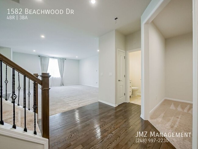 Building Photo - 1582 Beachwood Dr