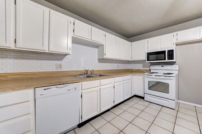 Building Photo - Cute Townhouse in the Heart of Norman, just minutes from OU!