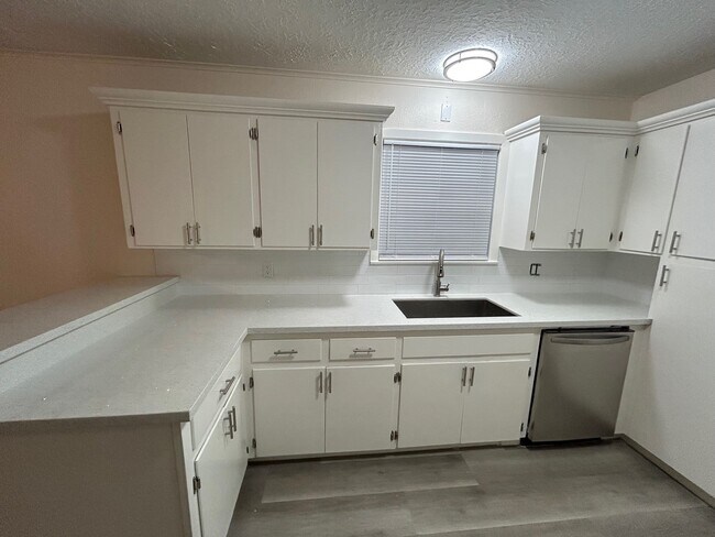 Building Photo - 3210 Valley Brook Dr