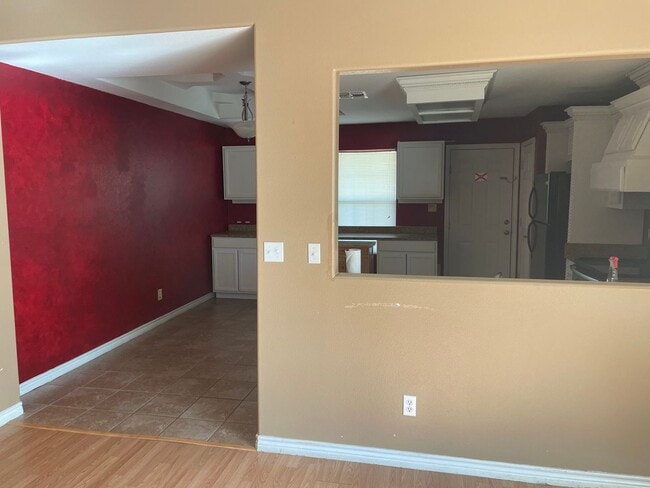 Building Photo - Large 3/2 Kingsville