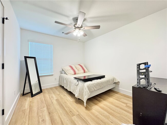 Building Photo - 681 Kendra St