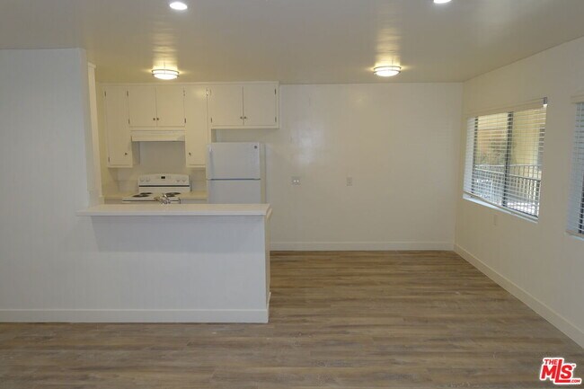 Building Photo - 1301 N Mansfield Ave