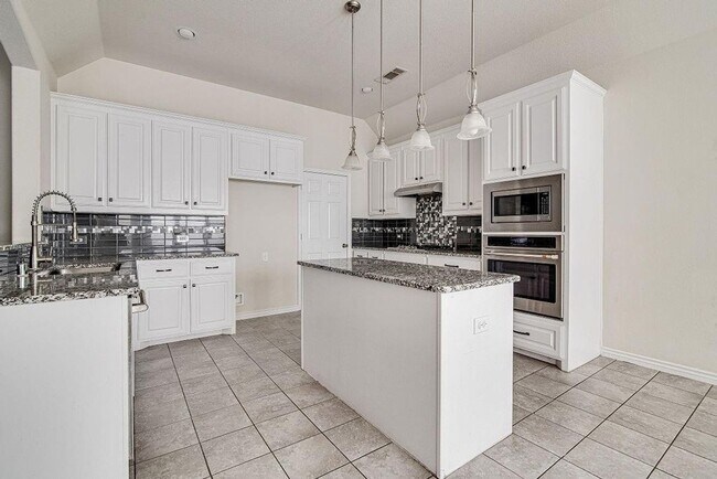 Building Photo - Spacious 4BR House in Burleson