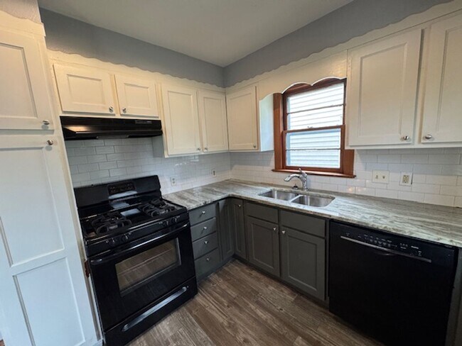 Building Photo - 3 bed 1 bath in Chickasha! great updates!