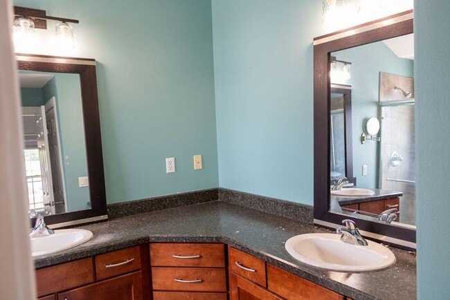 Building Photo - $2,400 | 3 Bedroom, 3.5 Bathroom Multi Flo...