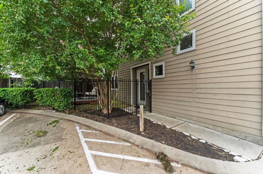 Building Photo - 235 N Lenox St