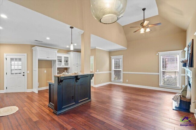 Building Photo - 300 Cheshire Dr