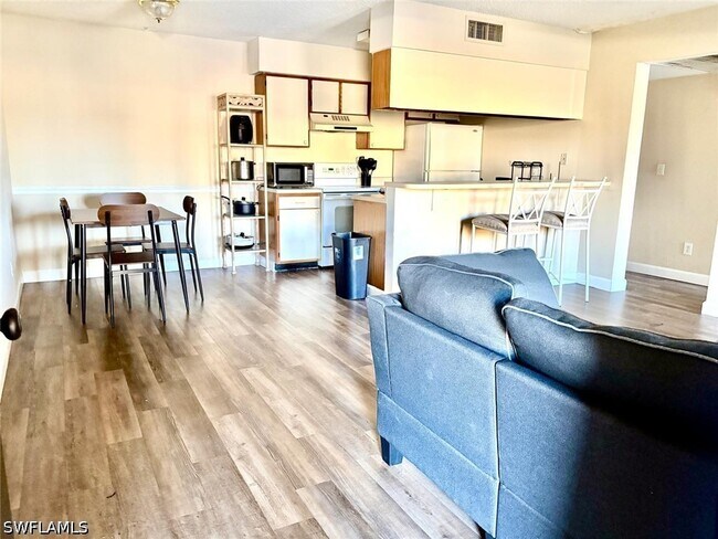 Building Photo - 5315 Summerlin Rd