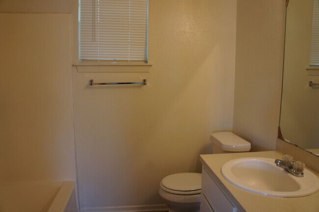 Building Photo - 1044