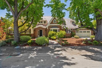 Building Photo - Beautiful, Old-World-style Home in the Heart of Central Menlo Park
