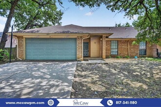 Building Photo - 2204 Oak Hill Dr