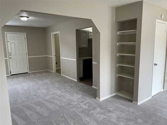 Building Photo - Trails Pl.