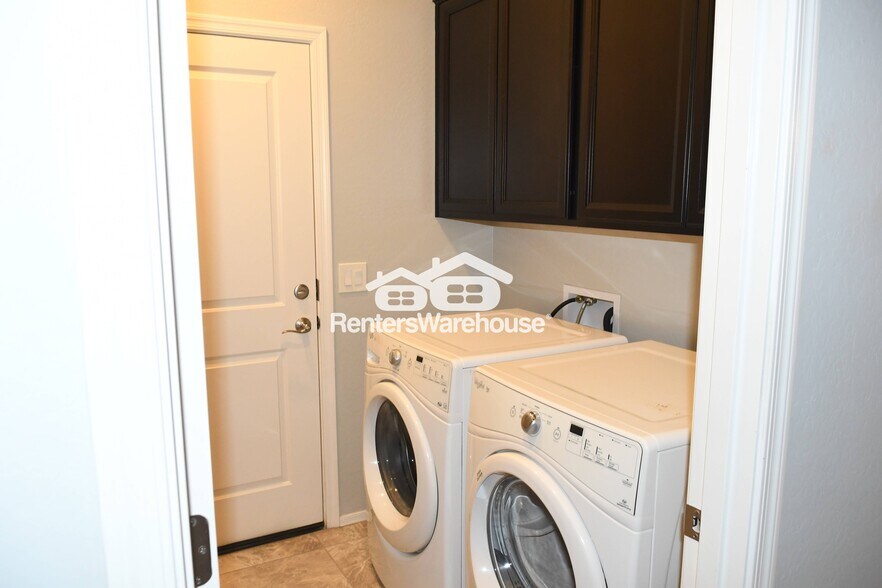 Building Photo - 3048 W Thorn Tree Dr